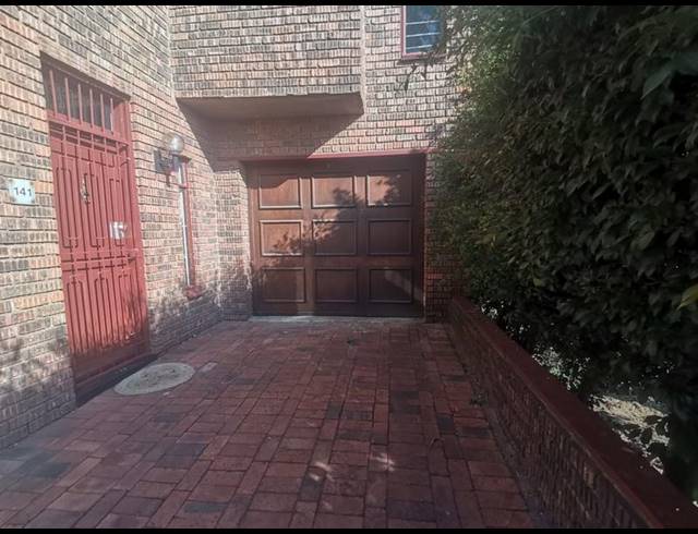 3 BEDROOM TOWNHOUSE FOR SALE IN THE HILL